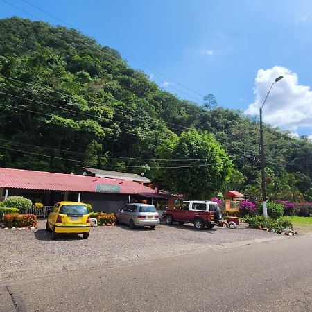 ホテル Balneario Chorillano ビリャビセンシオ エクステリア 写真